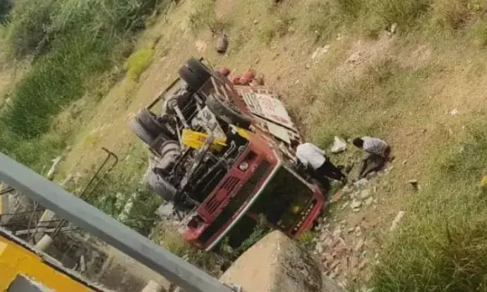 नेल्लोर: खाली गैस सिलेंडर लॉरी पुल से गिरी, दो घायल