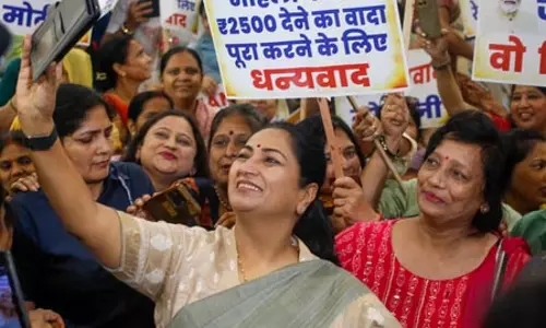 दिल्ली लक्ष्मी योजना के लिए ऑनलाइन रजिस्ट्रेशन पोर्टल खुला, महिलाओं को हर महीने मिलेंगे 2,500 रुपए दिल्ली लक्ष्मी योजना के लिए ऑनलाइन रजिस्ट्रेशन पोर्टल खुला, महिलाओं को हर महीने मिलेंगे 2,500 रुपए