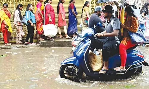कर्नाटक में तेज हवाओं से मौसम सुहावना, लेकिन मॉनसून बारिश पर नहीं पड़ा असर कर्नाटक में तेज हवाओं से मौसम सुहावना, लेकिन मॉनसून बारिश पर नहीं पड़ा असर