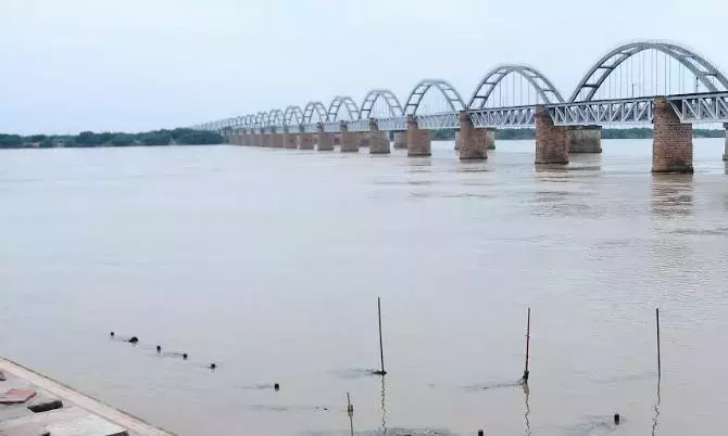 गोदावरी में बाढ़ की तीव्रता बढ़ेगी; डोलेश्वरम में दूसरी चेतावनी की संभावना: APSDMA गोदावरी में बाढ़ की तीव्रता बढ़ेगी; डोलेश्वरम में दूसरी चेतावनी की संभावना: APSDMA