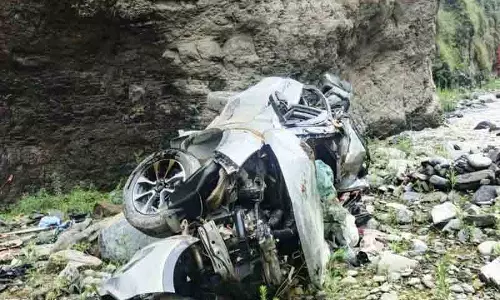 कुल्लू में चट्टान गिरने से डॉक्टर और पत्नी की मौत कुल्लू में चट्टान गिरने से डॉक्टर और पत्नी की मौत