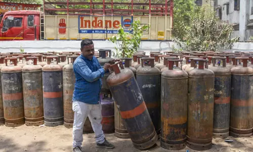 कमर्शियल एलपीजी सिलेंडर की कीमत में 200 रुपए से अधिक की कमी, लोगों ने सरकार को कहा धन्यवाद कमर्शियल एलपीजी सिलेंडर की कीमत में 200 रुपए से अधिक की कमी, लोगों ने सरकार को कहा धन्यवाद