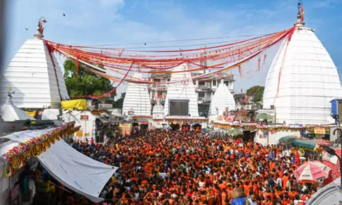 श्रावणी मेले पर देवघर के बाबा बैद्यनाथ मंदिर में उमड़ी श्रद्धालुओं की भारी भीड़ श्रावणी मेले पर देवघर के बाबा बैद्यनाथ मंदिर में उमड़ी श्रद्धालुओं की भारी भीड़