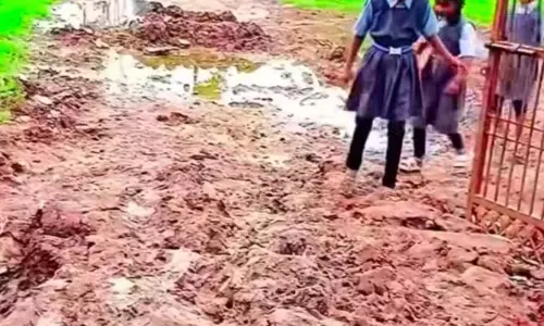 स्कूल गेट में कीचड़, BEO और हेडमास्टर को नोटिस जारी स्कूल गेट में कीचड़, BEO और हेडमास्टर को नोटिस जारी