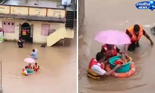जलगांव में बाढ़ का कहर, पानी में डूबे घर से महिला और चार बच्चों का सुरक्षित रेस्क्यू जलगांव में बाढ़ का कहर, पानी में डूबे घर से महिला और चार बच्चों का सुरक्षित रेस्क्यू
