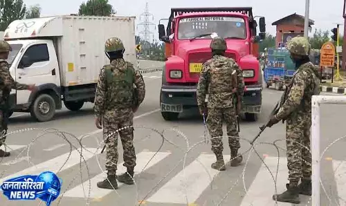 Jammu-Srinagar हाईवे पर यातायात ठप Jammu-Srinagar हाईवे पर यातायात ठप