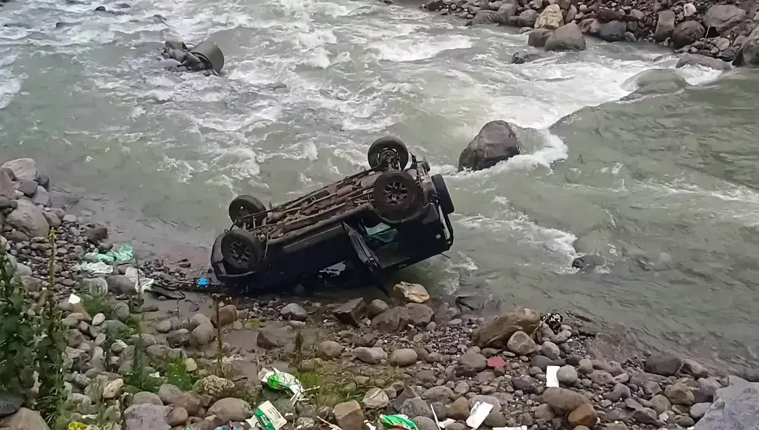 Manali: हिमाचल में दर्दनाक हादसा, नाले में गिरी जिम्नी से दो की मौत