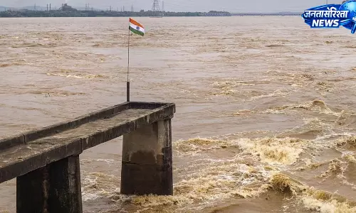 Odisha : बाढ़ का कहर, महानदी के निचले इलाकों के 10 जिले हाई अलर्ट पर Odisha : बाढ़ का कहर, महानदी के निचले इलाकों के 10 जिले हाई अलर्ट पर