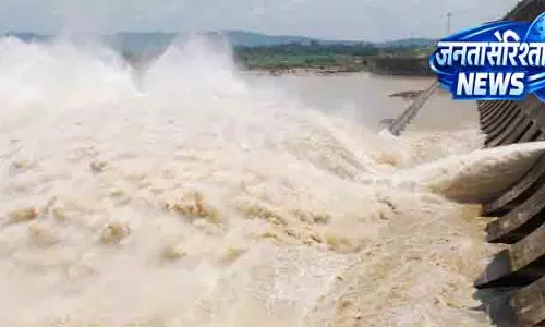 बाढ़ के खतरे पर Hirakud बांध के 22 गेट खुले बाढ़ के खतरे पर Hirakud बांध के 22 गेट खुले