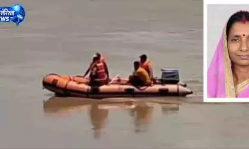 Kendrapada उफनती लूना नदी में महिला बह गई Kendrapada उफनती लूना नदी में महिला बह गई