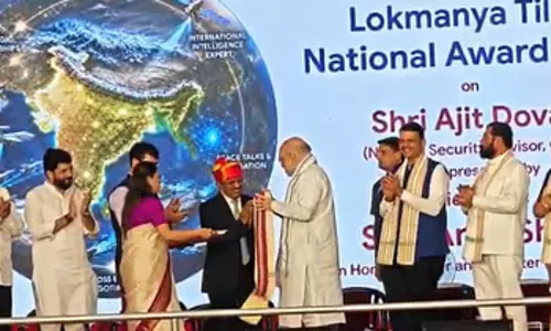 गृह मंत्री अमित शाह ने अजीत डोभाल को लोकमान्य तिलक नेशनल अवॉर्ड से किया सम्मानित गृह मंत्री अमित शाह ने अजीत डोभाल को लोकमान्य तिलक नेशनल अवॉर्ड से किया सम्मानित