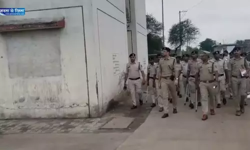 5 इलाकों में रायपुर पुलिस की रेड, 30 वारंट तामील 5 इलाकों में रायपुर पुलिस की रेड, 30 वारंट तामील