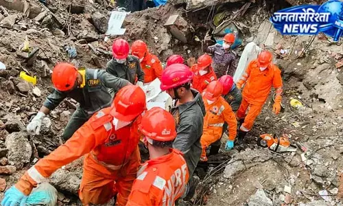 मौतों के बाद बिल्डिंग मालिक पर गिरी गाज