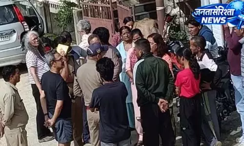 लड़कियों से बदसलूकी, युवकों के मुंह पर पोती कालिख