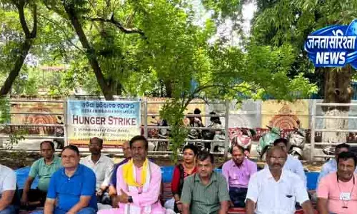 Bhubaneswar गलत पाठ्यपुस्तकों को लेकर भूख हड़ताल