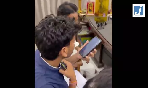 मंत्री के सामने ही मांगी रिश्वत, VIDEO में देखें फिर क्या हुआ? मंत्री के सामने ही मांगी रिश्वत, VIDEO में देखें फिर क्या हुआ?