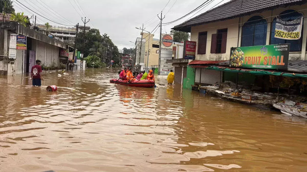 भारी बारिश का खतरा: IMD ने कई जिलों में जारी किया रेड अलर्ट