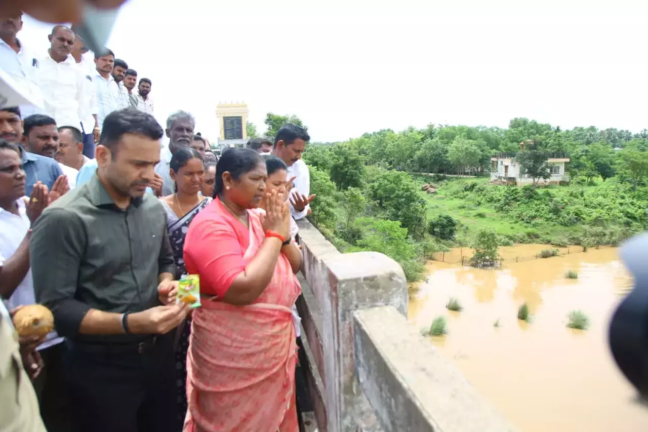 Telangana: सीताक्का ने बाढ़ का पानी कम होने के लिए विशेष प्रार्थना की Telangana: सीताक्का ने बाढ़ का पानी कम होने के लिए विशेष प्रार्थना की