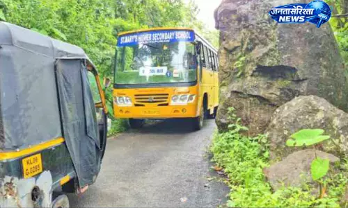 आठ साल बाद भी सड़क पर पत्थर, मारियापुरम में हादसे का खतरा