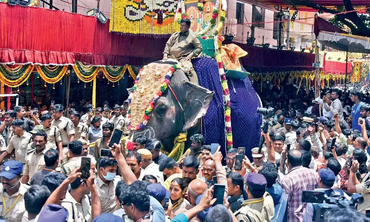 लक्ष्मी सिकंदराबाद, पुराने शहर में बोनालू जुलूस का नेतृत्व करने के लिए लौटीं लक्ष्मी सिकंदराबाद, पुराने शहर में बोनालू जुलूस का नेतृत्व करने के लिए लौटीं