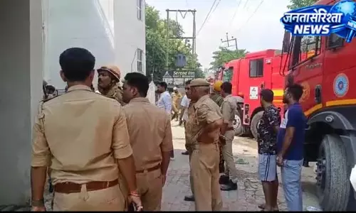 लखनऊ बिल्डिंग में लगी आग, शॉर्ट सर्किट से खजूर गोदाम धधका लखनऊ बिल्डिंग में लगी आग, शॉर्ट सर्किट से खजूर गोदाम धधका