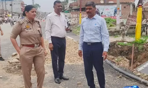 गड्ढों पर भड़के मंडलायुक्त, बोले- कांवड़ियों की सुरक्षा में नहीं चलेगी लापरवाही