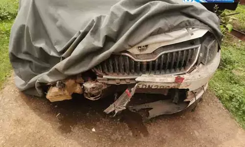 अधिकारी ने कार से रौंदा, 2 महिलाओं की मौत अधिकारी ने कार से रौंदा, 2 महिलाओं की मौत