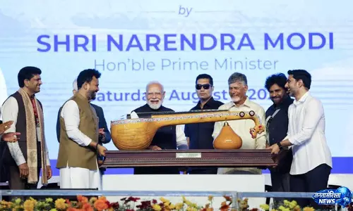 पीएम मोदी को भेंट की गई बोब्बिली एकांडा वीणा पीएम मोदी को भेंट की गई बोब्बिली एकांडा वीणा