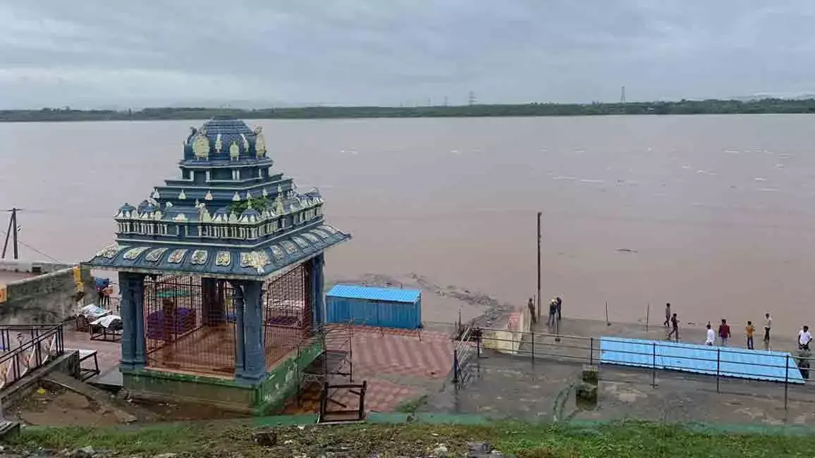 तेलंगाना के भद्राचलम में गोदावरी नदी दूसरे खतरे के निशान को पार कर गई तेलंगाना के भद्राचलम में गोदावरी नदी दूसरे खतरे के निशान को पार कर गई