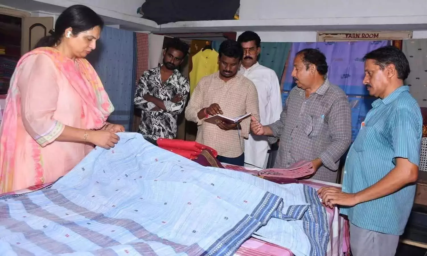 Andhra: बुनकरों से डिजाइन में विविधता लाने का आग्रह किया गया Andhra: बुनकरों से डिजाइन में विविधता लाने का आग्रह किया गया