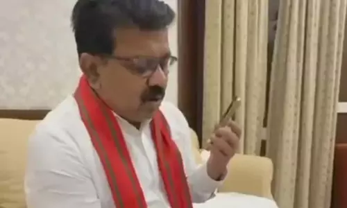 कुलगाम आतंकी हमले के पीड़ितों के परिजनों से गृहमंत्री विजय शर्मा ने की बात कुलगाम आतंकी हमले के पीड़ितों के परिजनों से गृहमंत्री विजय शर्मा ने की बात