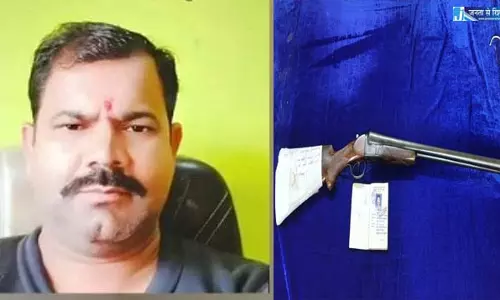 रेप के आरोपी घर पुलिस की रेड, लाइसेंसी बंदूक और संपत्ति कुर्की की कार्रवाई
