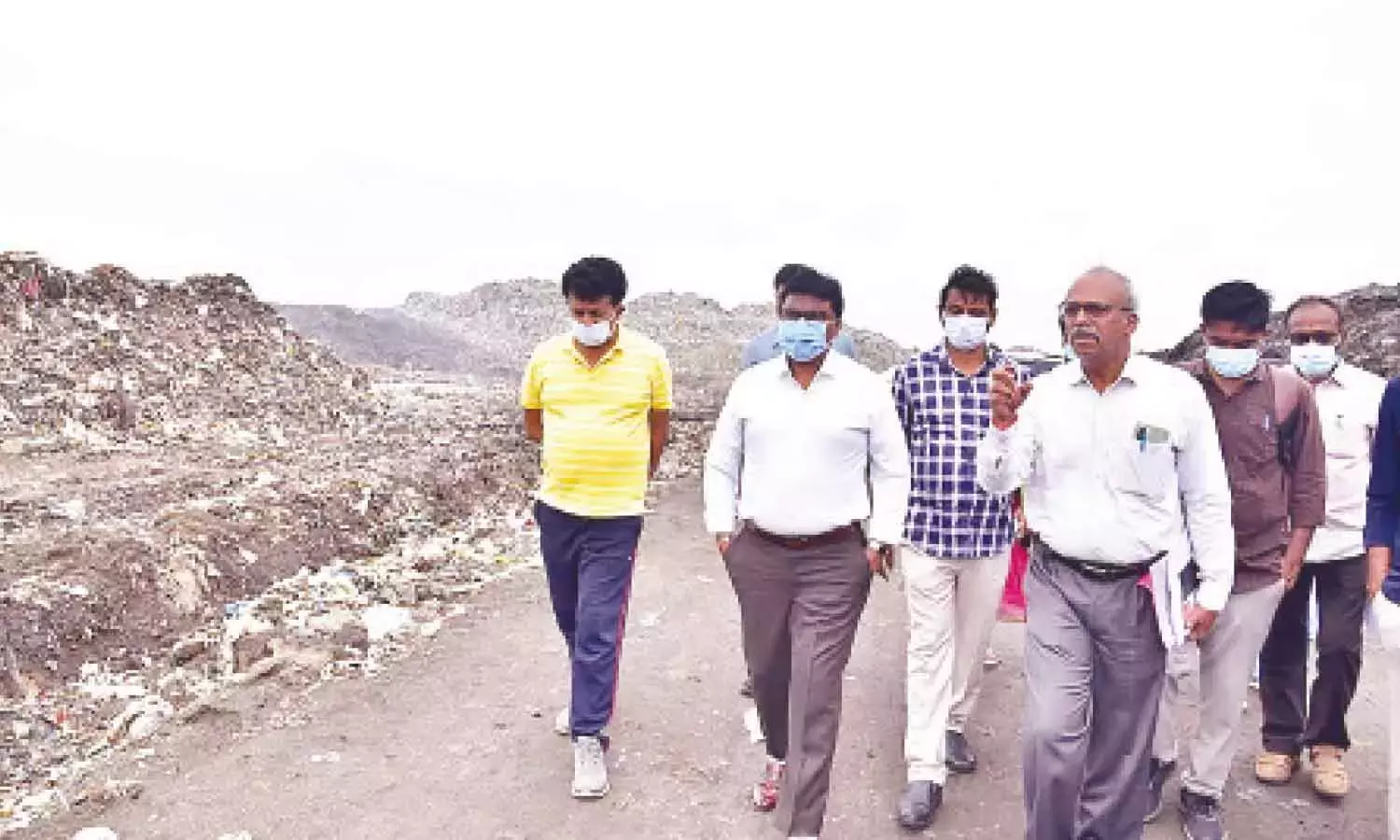 Andhra: डंपिंग यार्ड का निरीक्षण करते कलेक्टर पी राजा बाबू