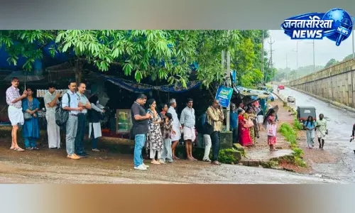 कन्नूर मेडिकल कॉलेज बस स्टॉप पर शेल्टर की कमी, मरीज परेशान कन्नूर मेडिकल कॉलेज बस स्टॉप पर शेल्टर की कमी, मरीज परेशान