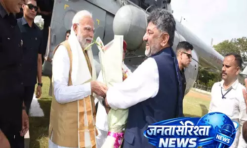मैसूर में कर्नाटक के मुख्यमंत्री शिवकुमार ने प्रधानमंत्री मोदी का स्वागत किया मैसूर में कर्नाटक के मुख्यमंत्री शिवकुमार ने प्रधानमंत्री मोदी का स्वागत किया