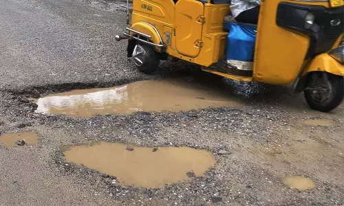 हैदराबाद की सड़कें टूटीं, पैचवर्क मरम्मत नाकाम हैदराबाद की सड़कें टूटीं, पैचवर्क मरम्मत नाकाम
