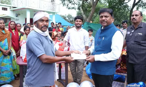 बाढ़ प्रभावित परिवारों के बीच पहुंचे वनमंत्री केदार कश्यप बाढ़ प्रभावित परिवारों के बीच पहुंचे वनमंत्री केदार कश्यप