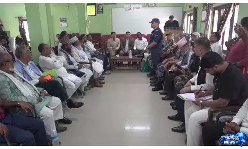 अधिकारी नेपाल के दक्षिणी मैदानी इलाकों में तनावपूर्ण स्थिति को सुलझाने के लिए समुदायों के साथ बातचीत कर रहे अधिकारी नेपाल के दक्षिणी मैदानी इलाकों में तनावपूर्ण स्थिति को सुलझाने के लिए समुदायों के साथ बातचीत कर रहे