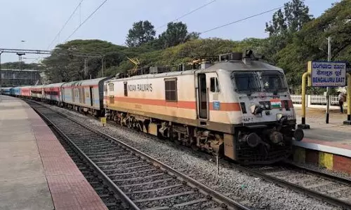 रेलवे निरीक्षकों की मिसाल: जान बचाने और बच्चों की सुरक्षा पर सम्मान रेलवे निरीक्षकों की मिसाल: जान बचाने और बच्चों की सुरक्षा पर सम्मान