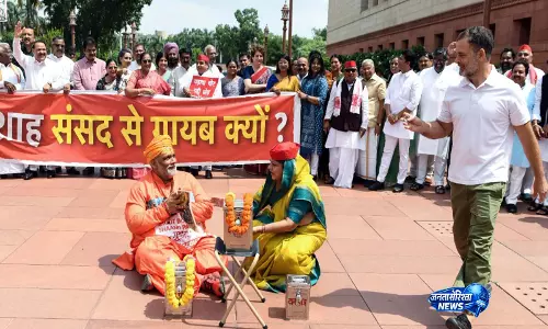 राहुल गांधी और Pappu Yadav पर संसद स्किट को लेकर विवाद