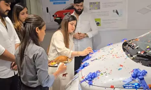 MG कारों पर टूटे ग्राहक, इलेक्ट्रिक गाड़ियों ने संभाली बिक्री; कंपनी ने बनाया नया रिकॉर्ड MG कारों पर टूटे ग्राहक, इलेक्ट्रिक गाड़ियों ने संभाली बिक्री; कंपनी ने बनाया नया रिकॉर्ड