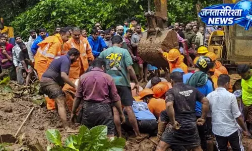 केरल में कुदरत का कहर, भूस्खलन ने ली 4 जानें केरल में कुदरत का कहर, भूस्खलन ने ली 4 जानें