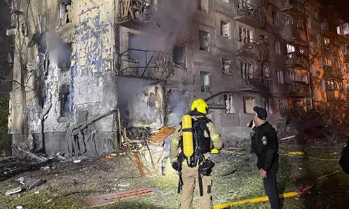 Kyiv में रूसी हमले में 9 की मौत, जेलेंस्की ने मांगी मदद Kyiv में रूसी हमले में 9 की मौत, जेलेंस्की ने मांगी मदद