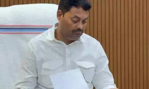 मंत्री के सामने ही डेटा ऑपरेटर ने मांगी 50 हजार की रिश्वत, एक घंटे में सस्पेंसन ऑर्डर जारी करने का आदेश मंत्री के सामने ही डेटा ऑपरेटर ने मांगी 50 हजार की रिश्वत, एक घंटे में सस्पेंसन ऑर्डर जारी करने का आदेश