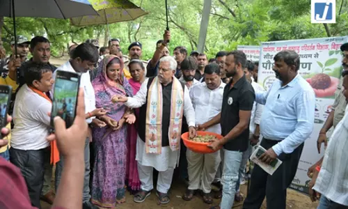 बिहार : गयाजी की रामशिला पहाड़ी पर सीड बॉल रोपण अभियान बिहार : गयाजी की रामशिला पहाड़ी पर सीड बॉल रोपण अभियान