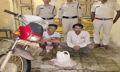 अवैध महुआ शराब पर आबकारी विभाग की बड़ी कार्रवाई, दो आरोपी गिरफ्तार अवैध महुआ शराब पर आबकारी विभाग की बड़ी कार्रवाई, दो आरोपी गिरफ्तार