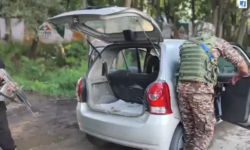 कुलगाम आतंकी हमले के बाद पुलवामा में सुरक्षा कड़ी, पुलिस और CRPF ने बढ़ाई संयुक्त कार्रवाई कुलगाम आतंकी हमले के बाद पुलवामा में सुरक्षा कड़ी, पुलिस और CRPF ने बढ़ाई संयुक्त कार्रवाई