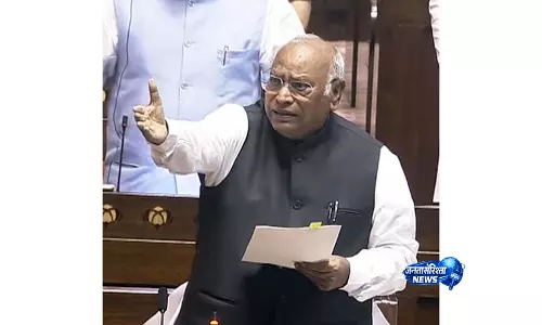 ऑरेंज हॉकी जर्सी पर खड़गे ने सरकार से फैसले पर पुनर्विचार की मांग की ऑरेंज हॉकी जर्सी पर खड़गे ने सरकार से फैसले पर पुनर्विचार की मांग की