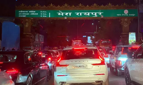 तेलीबांधा से रिंग रोड तक लगा भीषण जाम, एंबुलेंस भी फंसी तेलीबांधा से रिंग रोड तक लगा भीषण जाम, एंबुलेंस भी फंसी