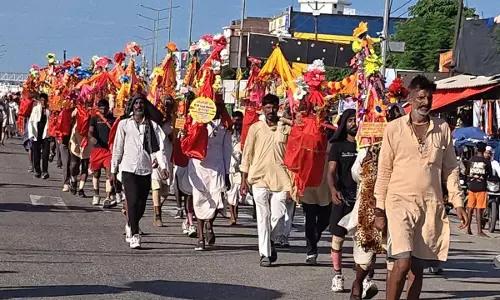 बोल बम के जयकारों से गूंजे रास्ते, कांवड़ियों के स्वागत में उमड़े लोग